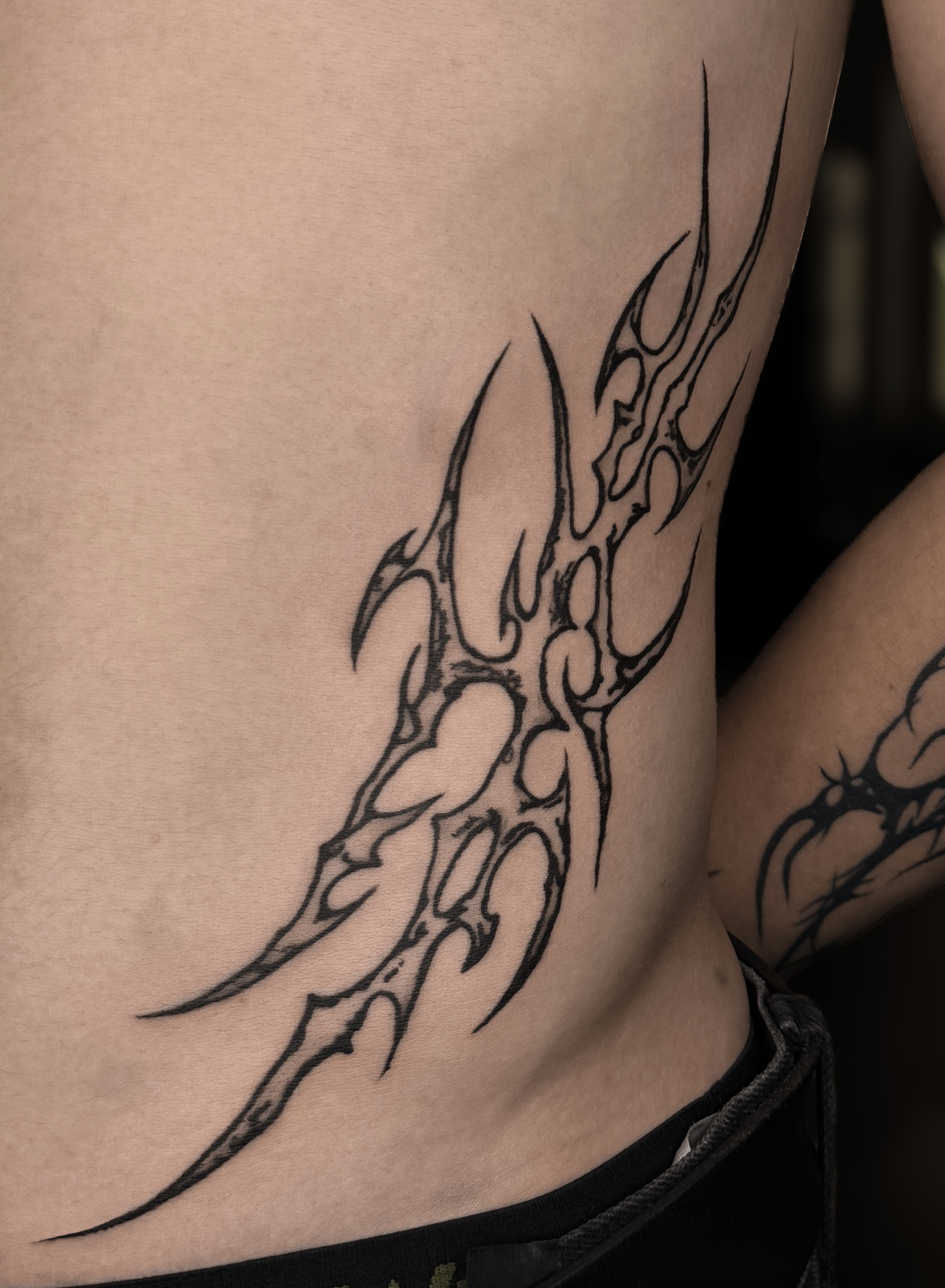 Tribal sidepiece — tatuaż neo-tribal, bok brzucha/żebra, Wrocław