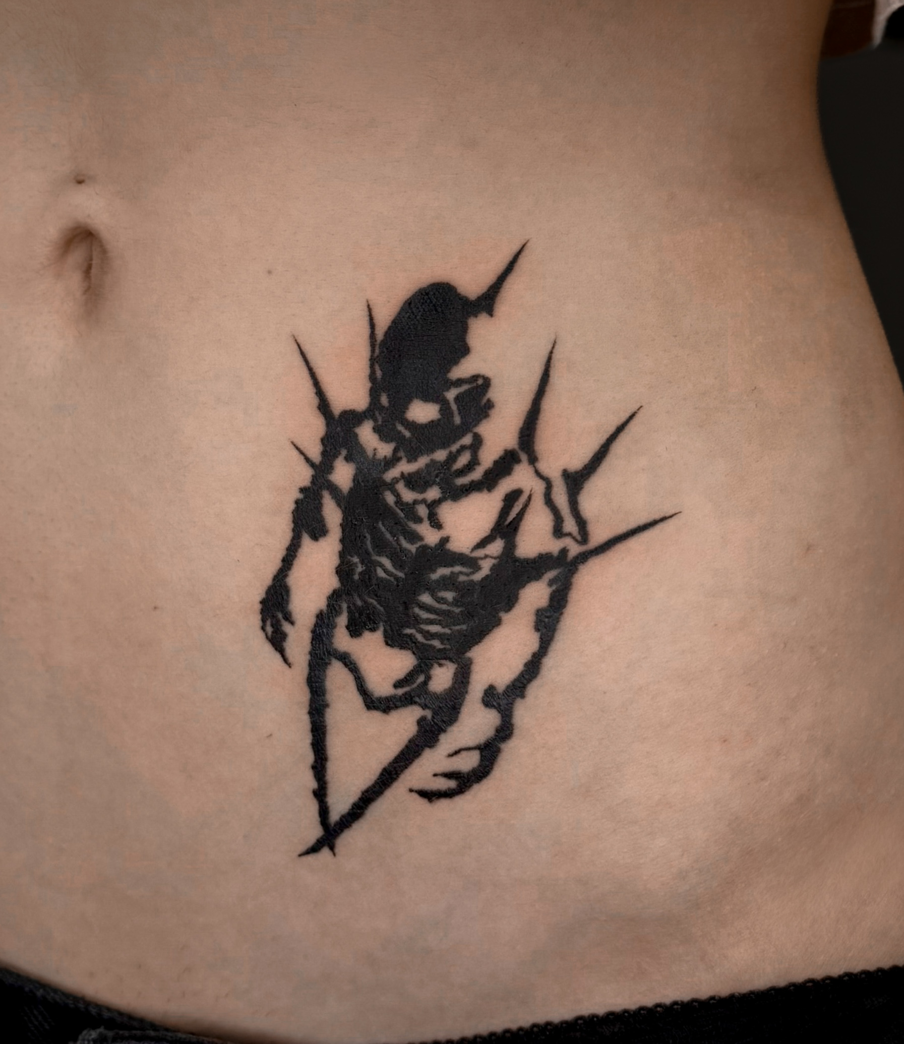 Skeleton  — tatuaż graphic blackwork, bok brzucha, Wrocław